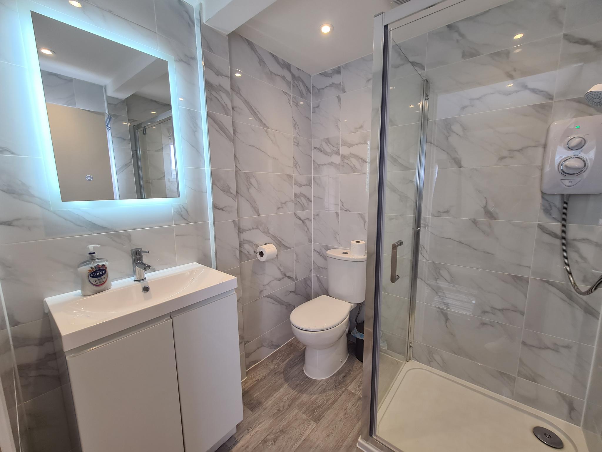 Spacious 7 Bed - Sleeps up to 17 - Free Parking3