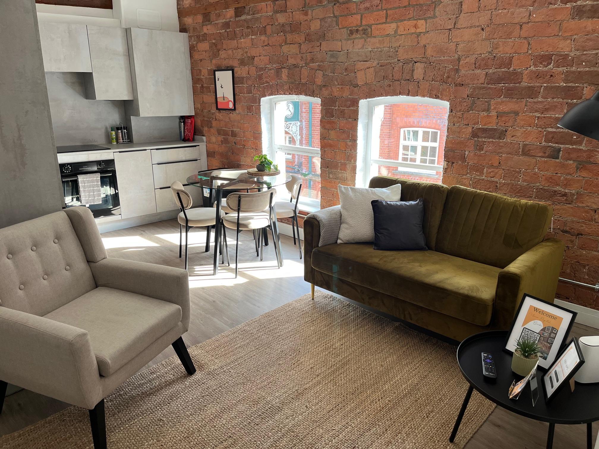 Urban Industrial Loft 2 *Private Parking*