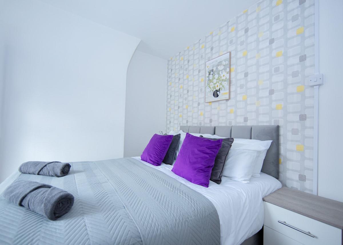 3 Beds | Contractor Ready | Wi-Fi | Street Parking