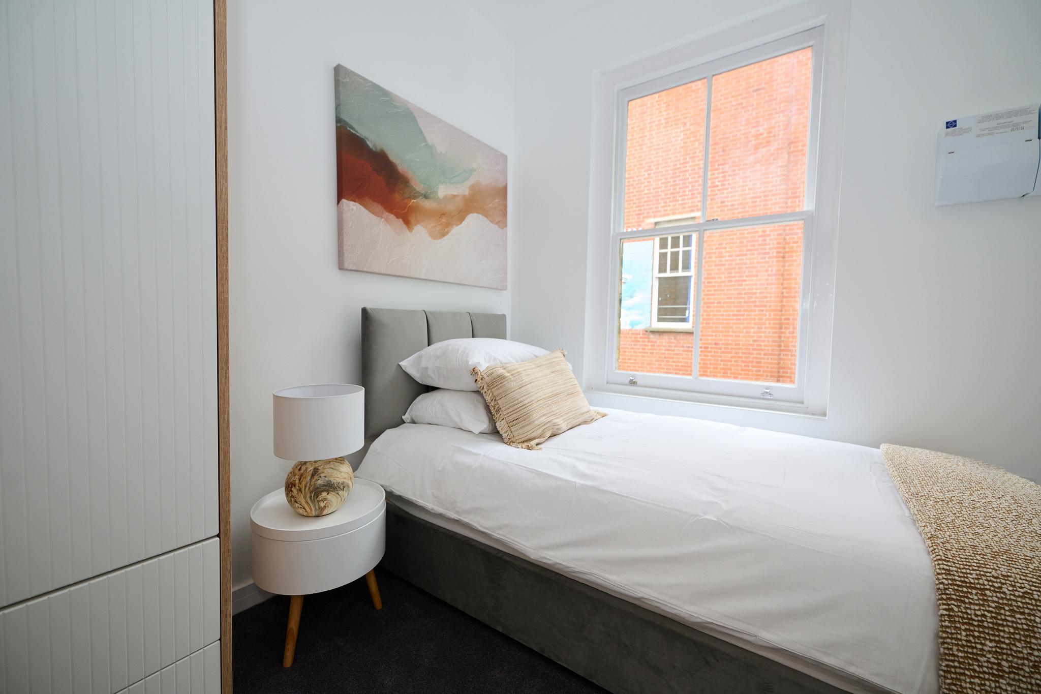 Warm, Bright & Practical: Central Bedford 2BR Flat6