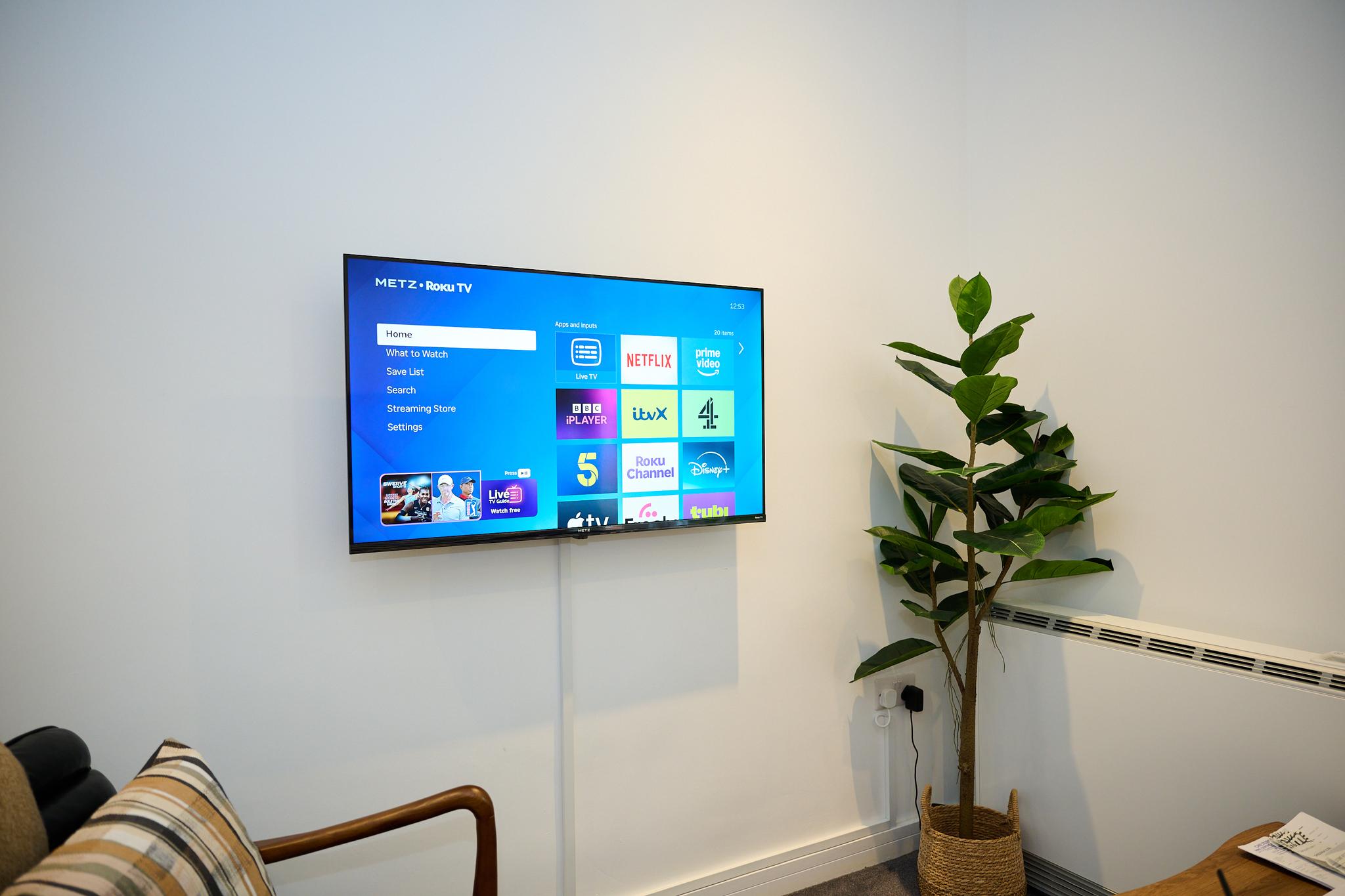 Warm, Bright & Practical: Central Bedford 2BR Flat4