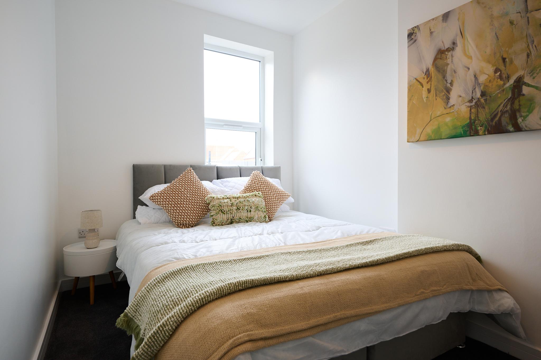 Warm, Bright & Practical: Central Bedford 2BR Flat2