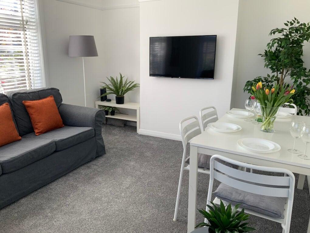 AwayOnBusiness | Light Sunny Detached House Garden