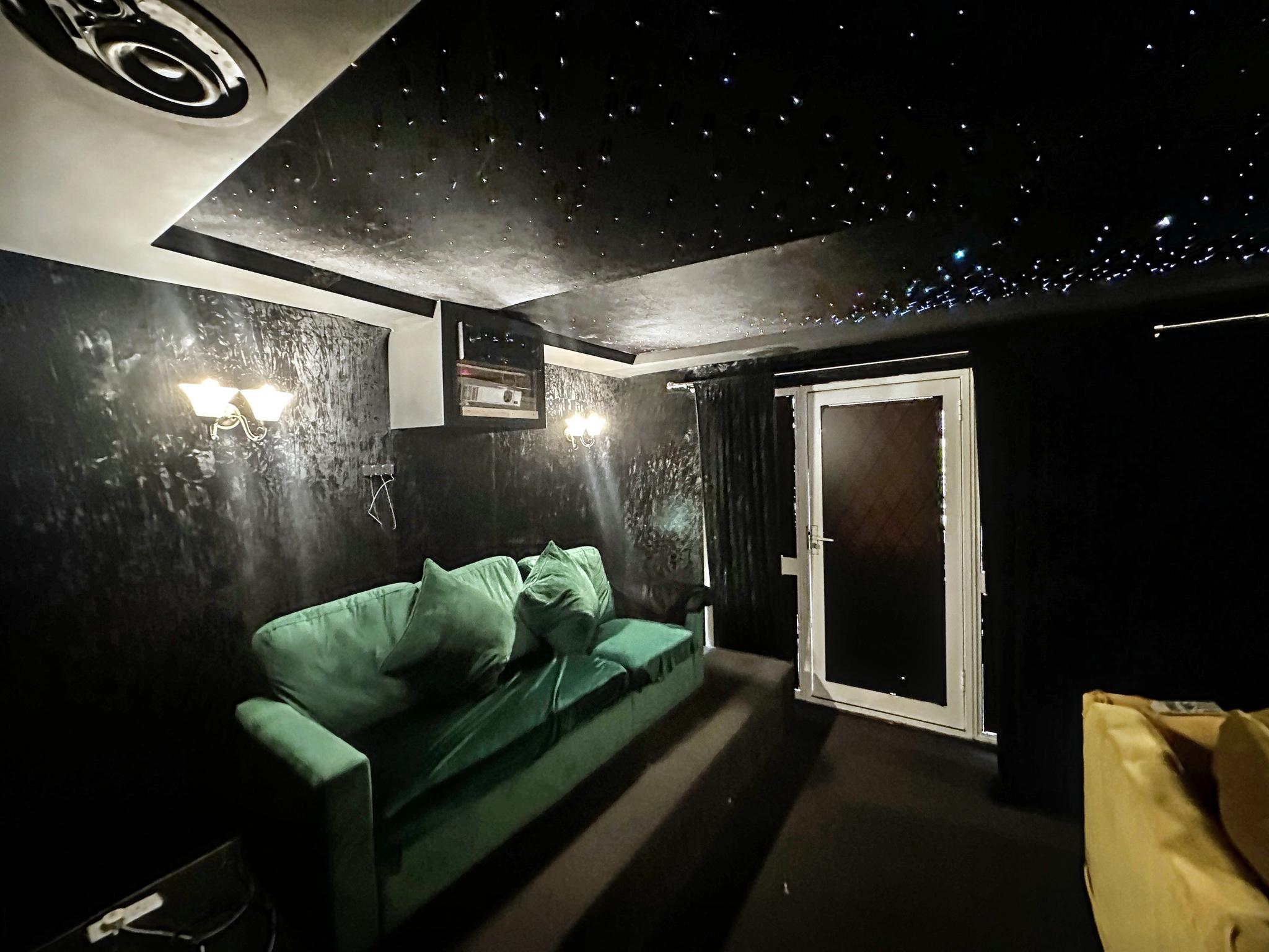 Slough Fun Home w/ Hot tub, Cine, Garden & Parking5