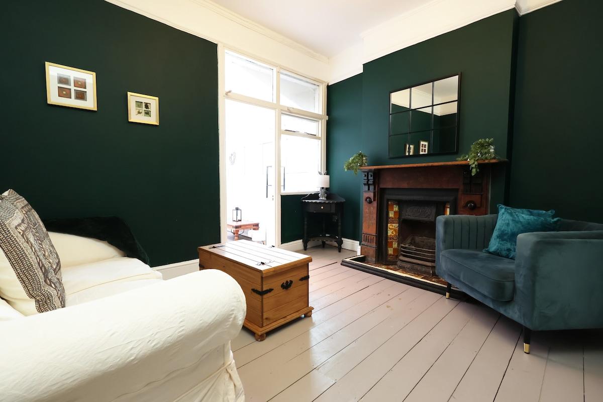 Large & Chic 4BR, 2Bath House-Parking-Sleeps 9