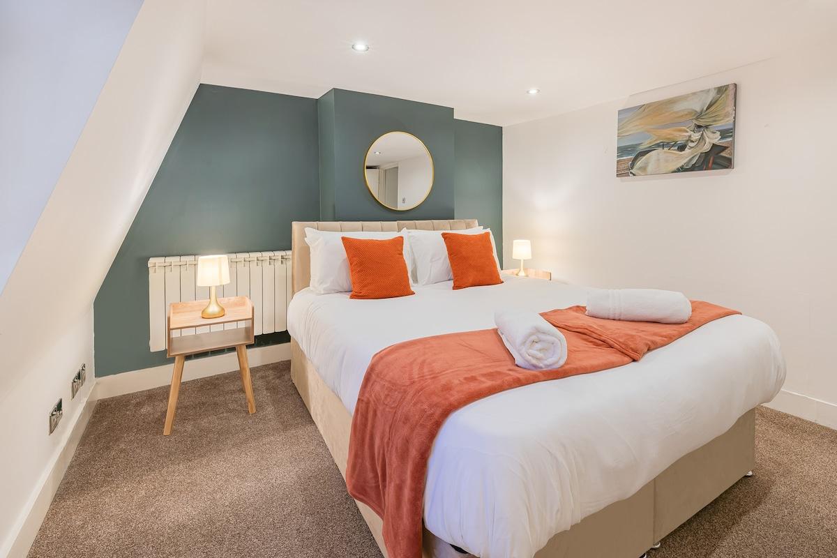 The Lanes Retreat Sleeps 10 with Parking2