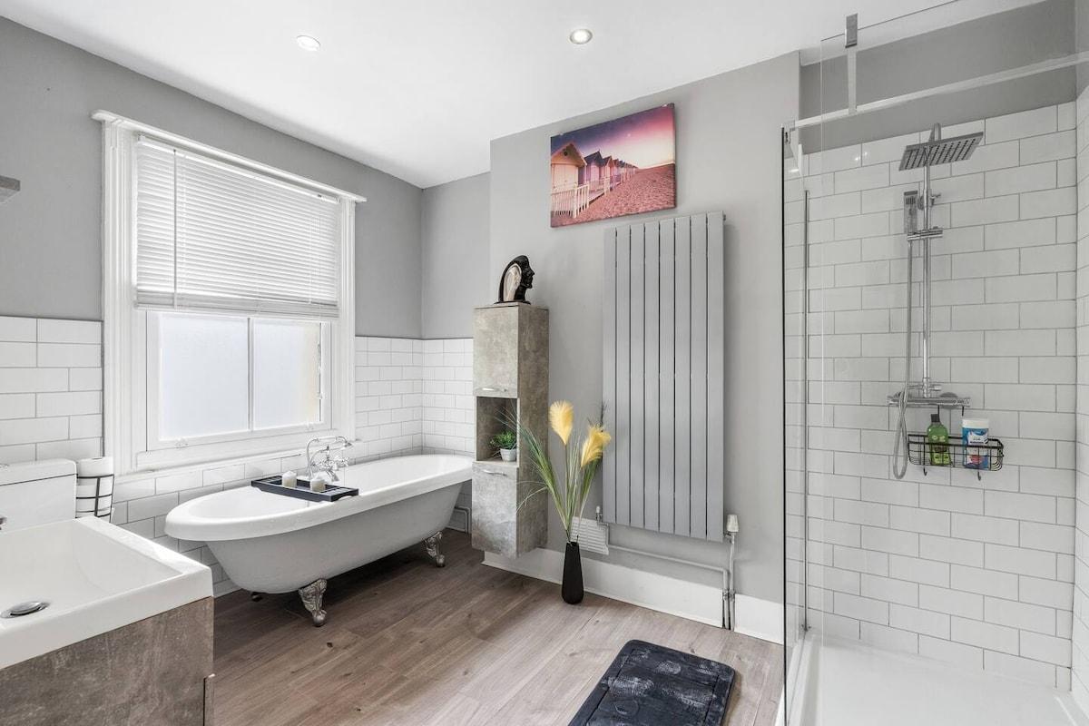 The Quirk & Timber Retreat with Free Parking4