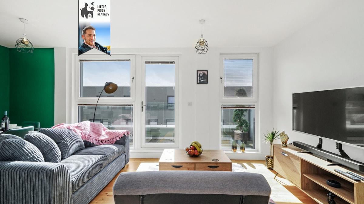 Luxury Penthouse with Balcony & 4K TV & Soundbar6