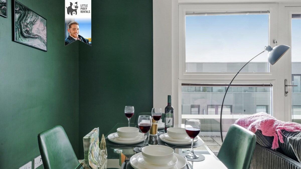 Luxury Penthouse with Balcony & 4K TV & Soundbar3