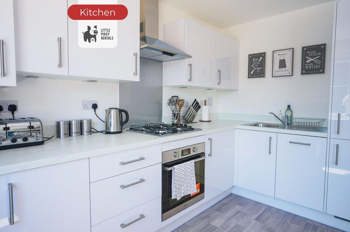 Central 2BR Flat | 2 x Parking, Quiet, Modern Stay3