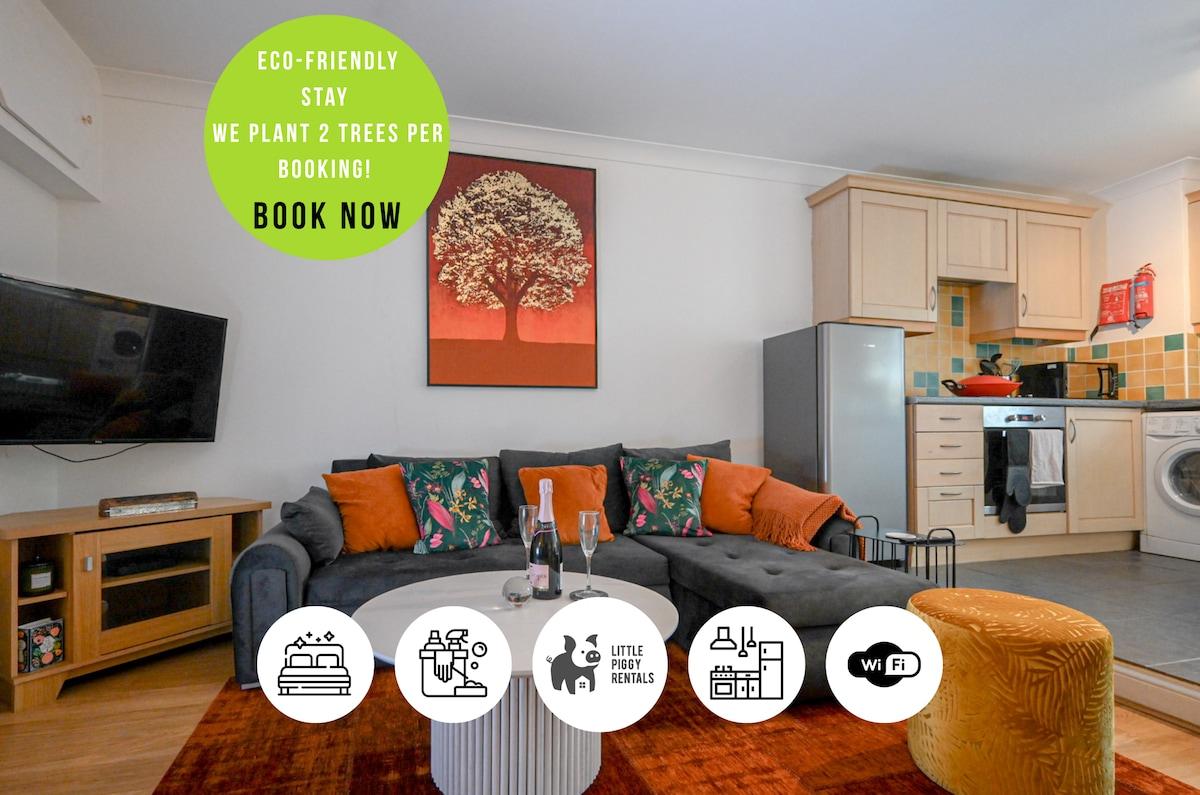 Quiet Premium Stansted Apt. Central, Wi-Fi, Desk