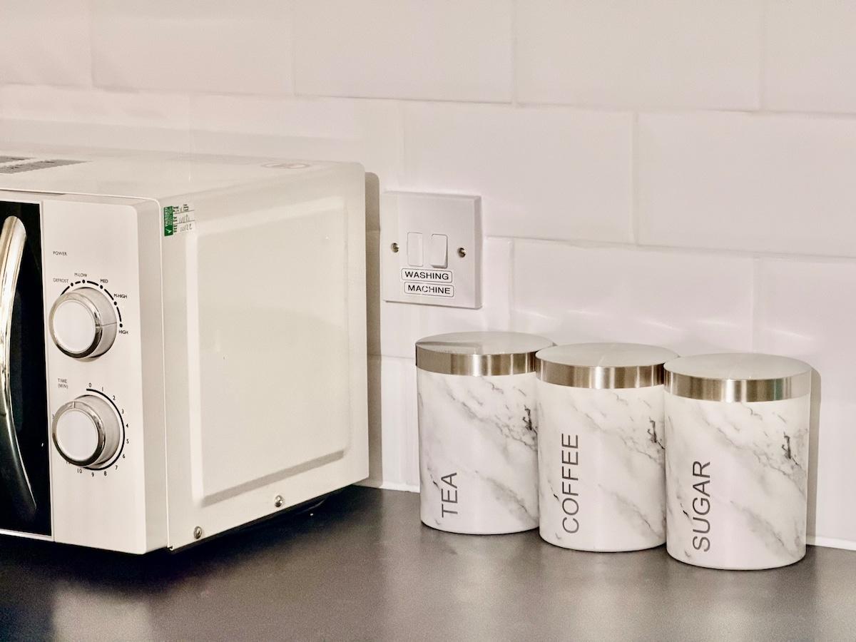 Central Huddersfield 3BR Apartment 3 Bath Parking5