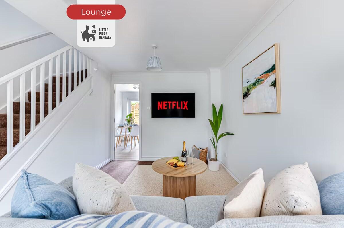 Cosy & Stylish Home w/ EV Charger & Priv. Garden