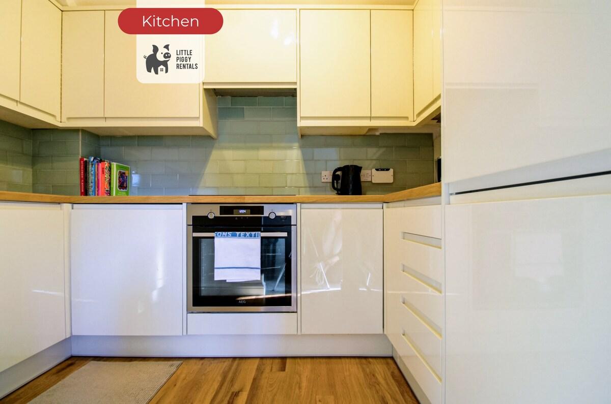 Spacious 2br Family Apartment w/ Wi-Fi (Sleeps 5)4