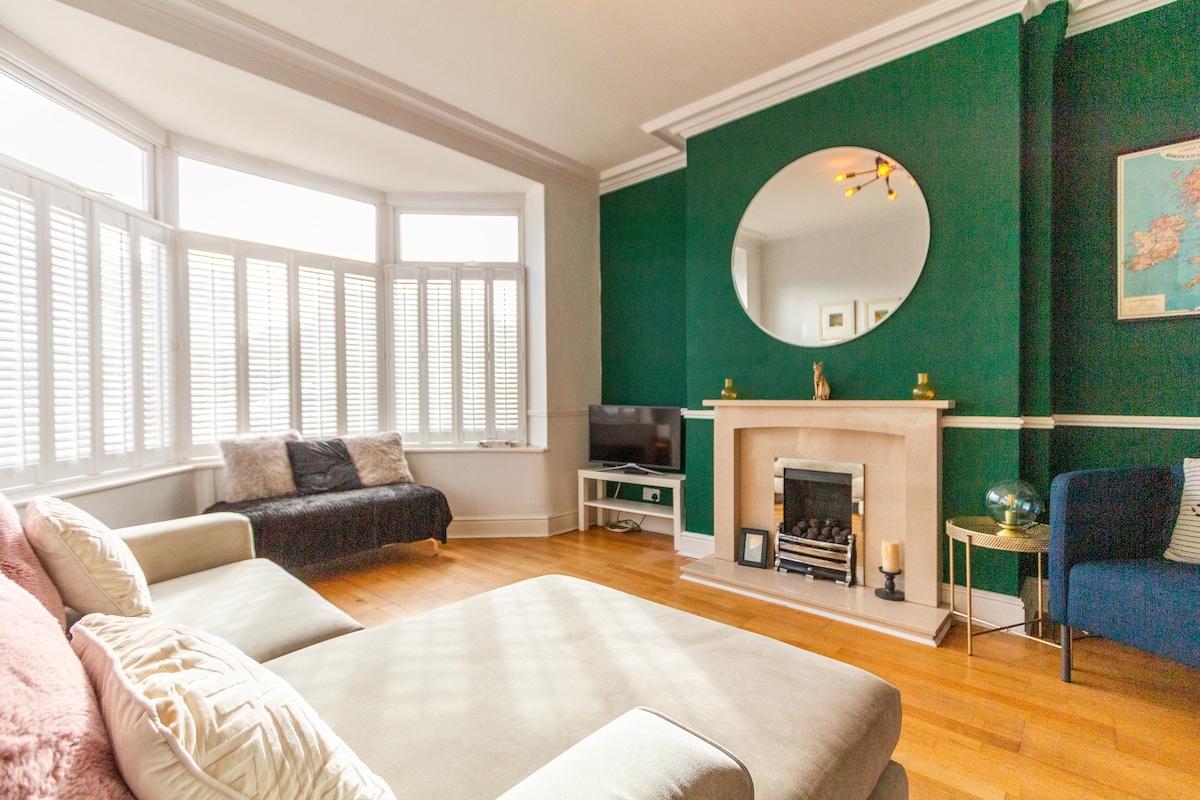 Charming Getaway: 3BR Home in the Heart of Chester