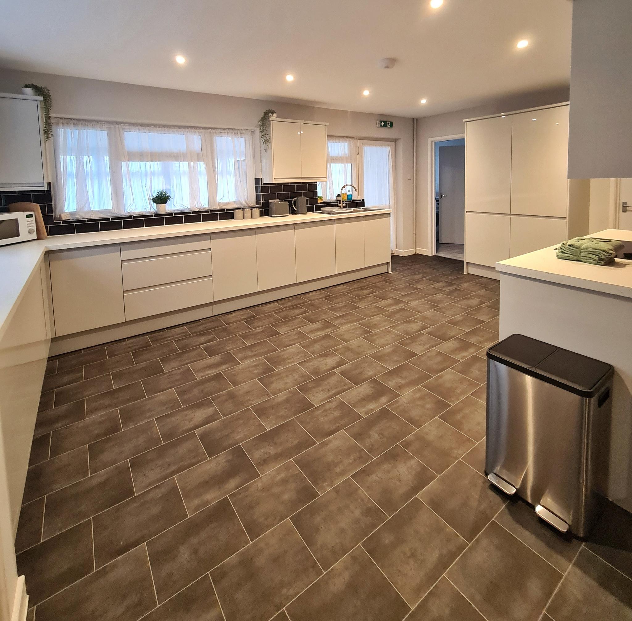 Contractor House • Sleeps 6-17, Parking • M27/M34