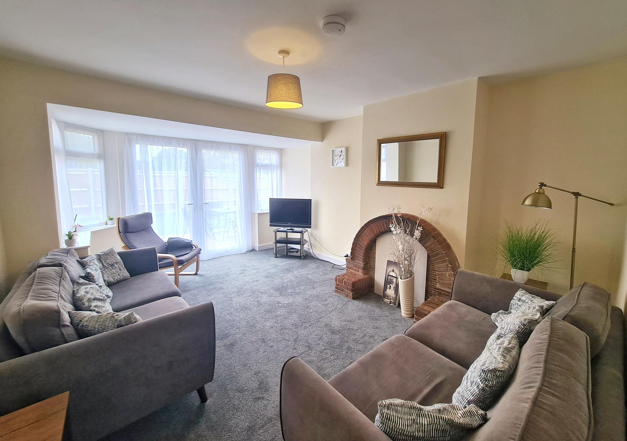 Contractor House • Sleeps 6-17, Parking • M27/M31