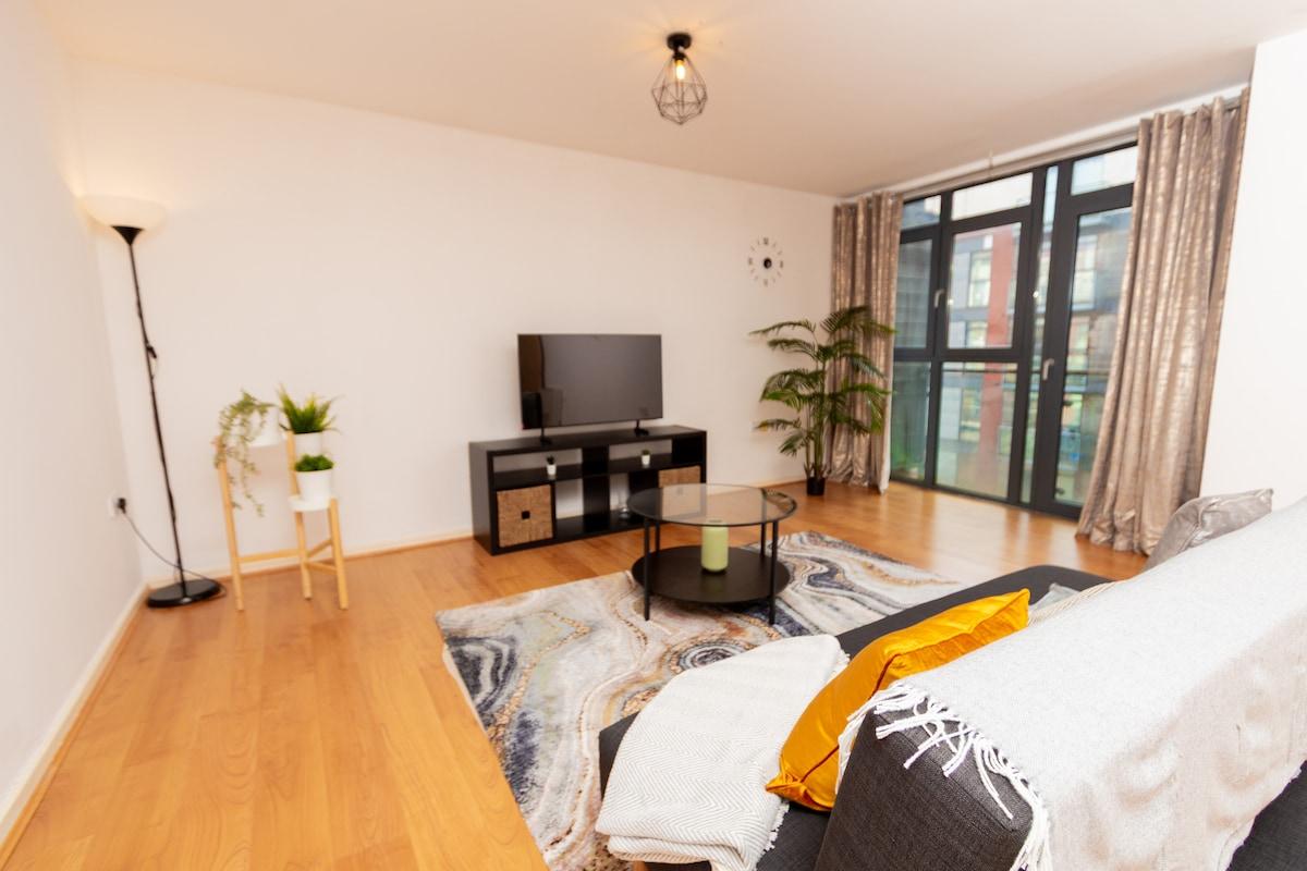 City Centre Getaway: Modern 1BR with Parking