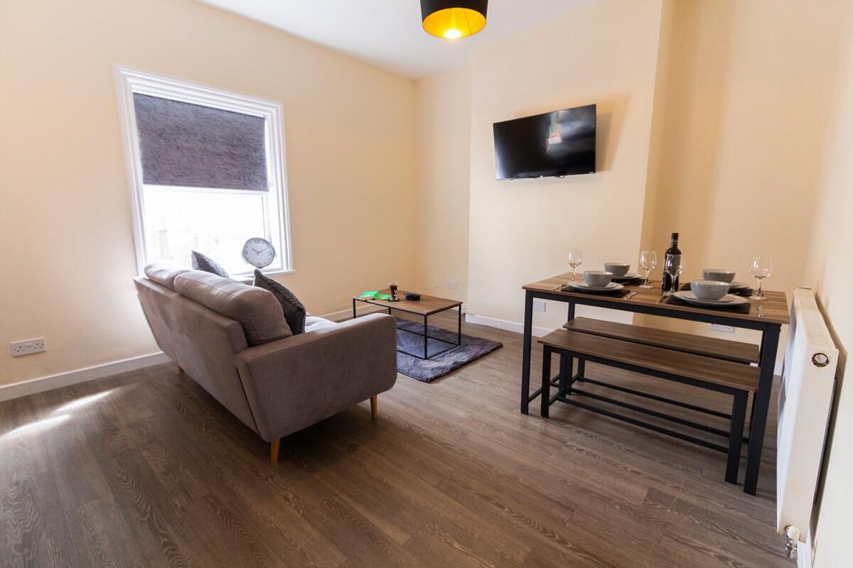 Seaside Retreat: 2BR Apt in Southport2