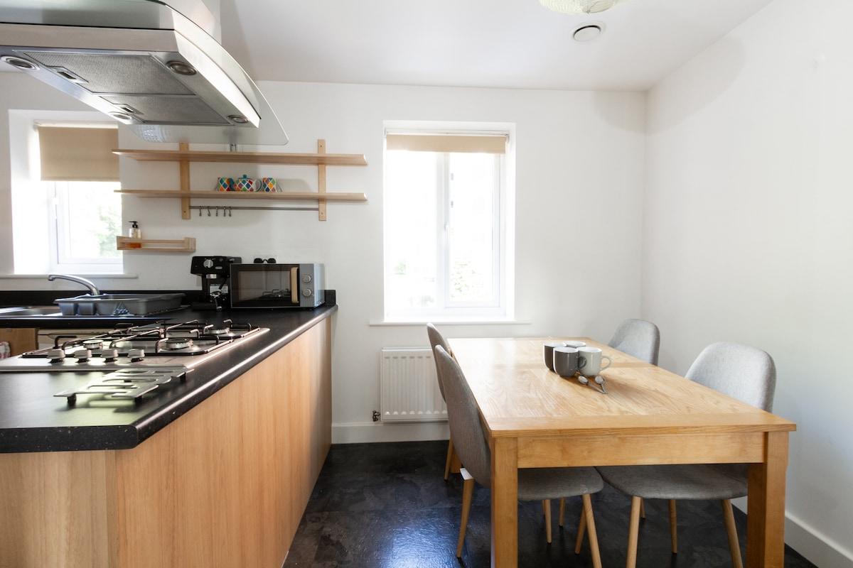 Homely 4BD Townhouse - Next to Hanley Park6