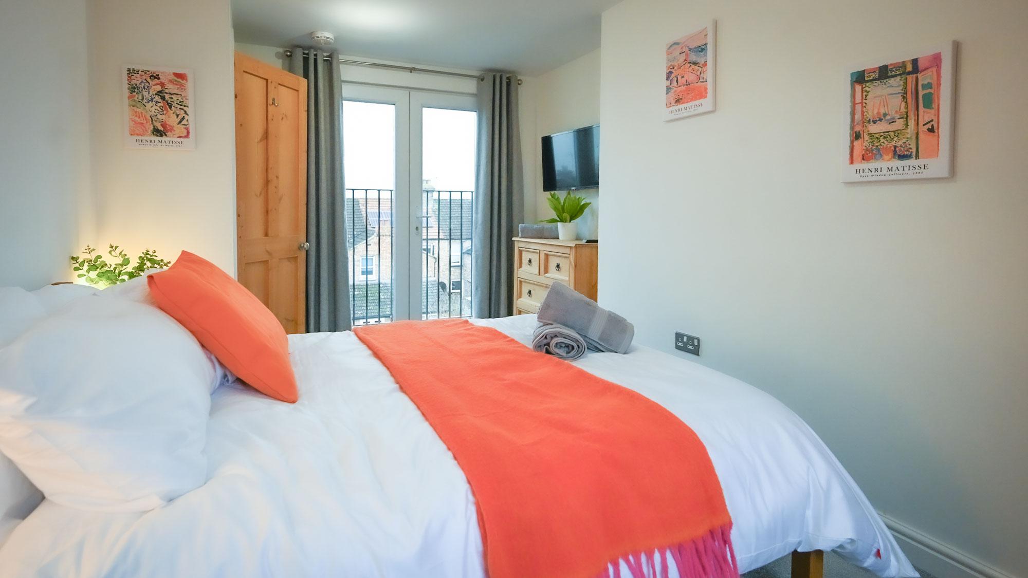 3-Bed Contractor & Family Home: Parking, WiFi, PS52