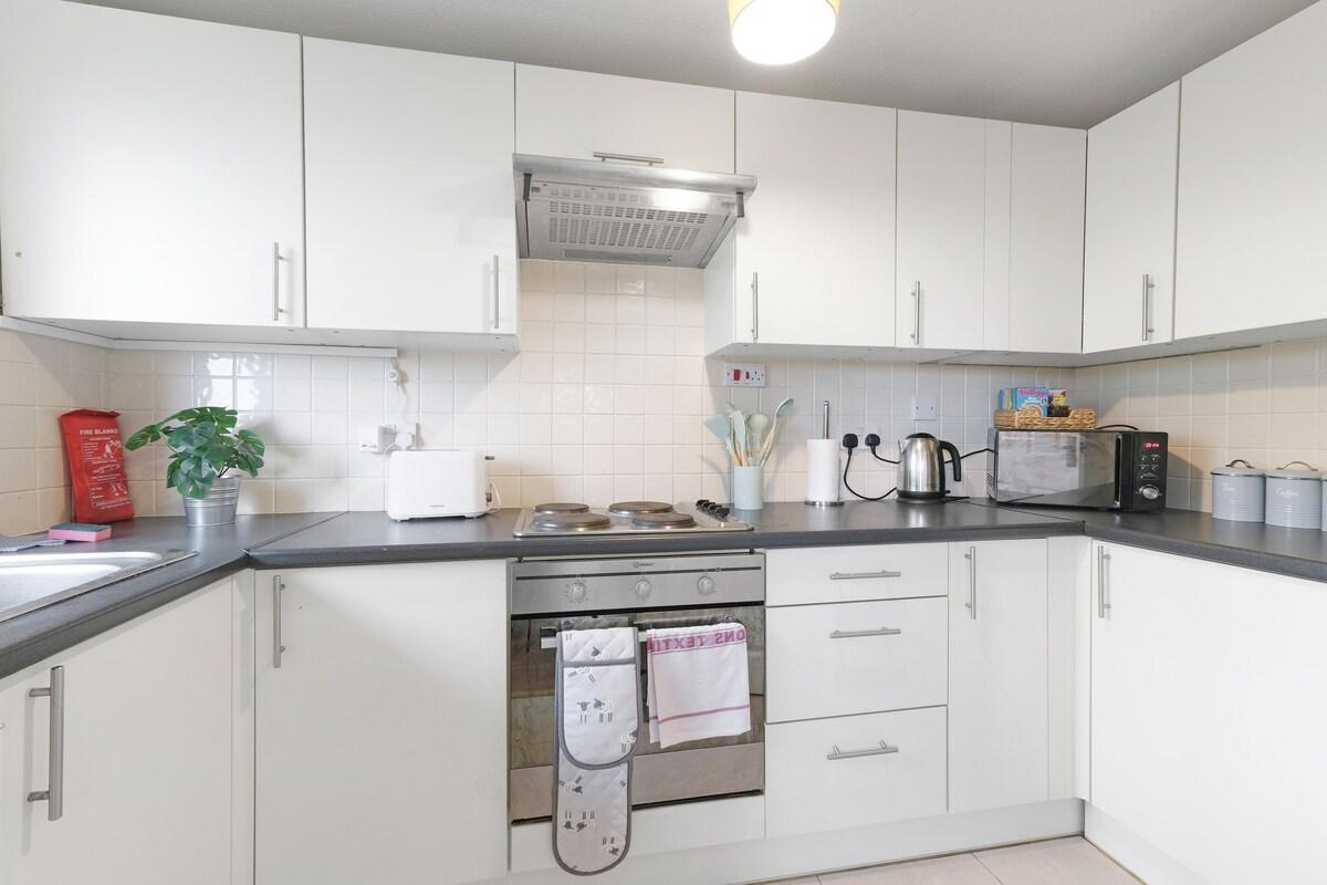 Modern 2-Bed Apt. with Parking – Broadlands Court5