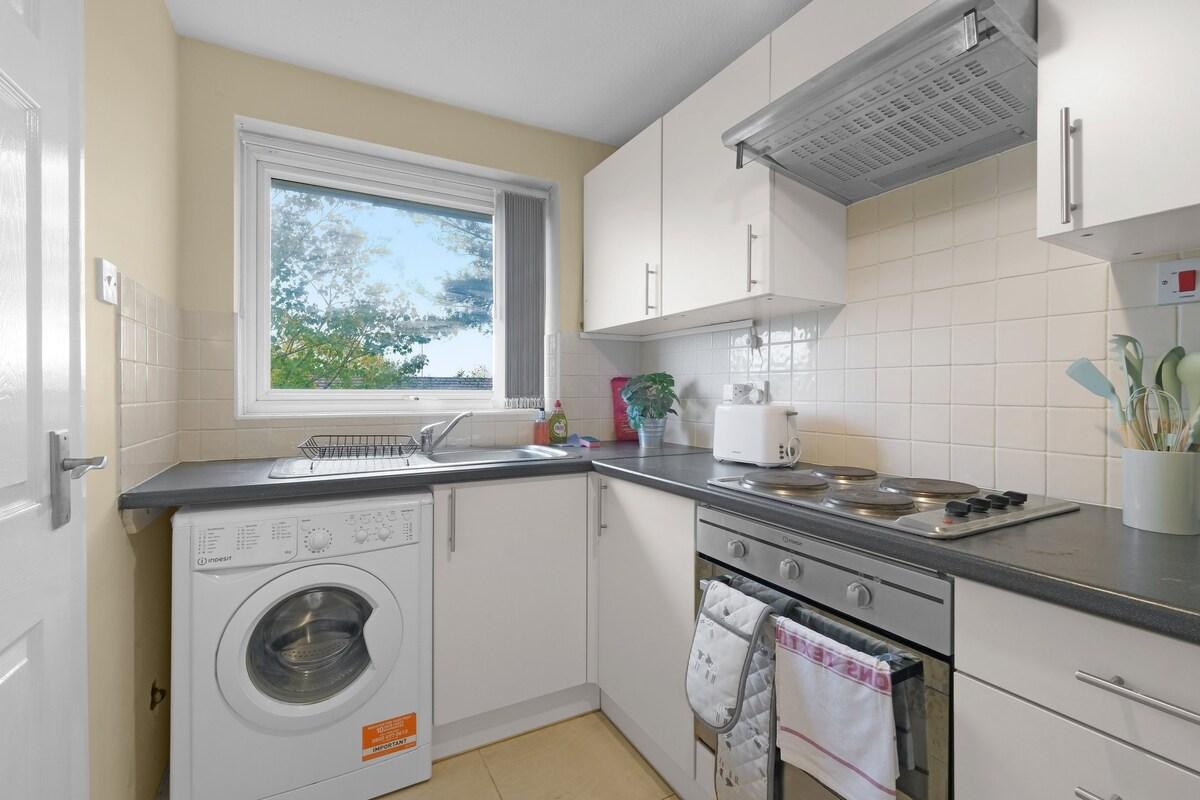 Modern 2-Bed Apt. with Parking – Broadlands Court6