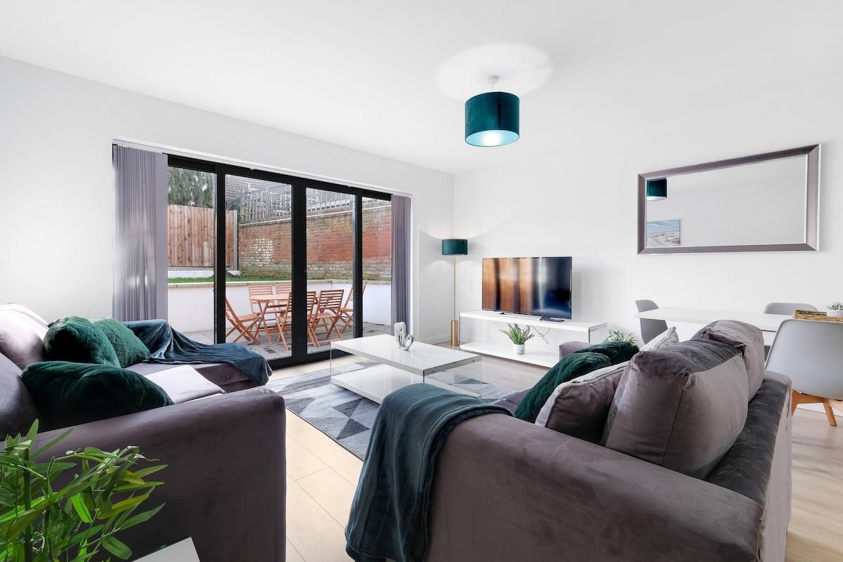 Spacious 4-Bed Home 01 w/ Parking in Farnham Royal2