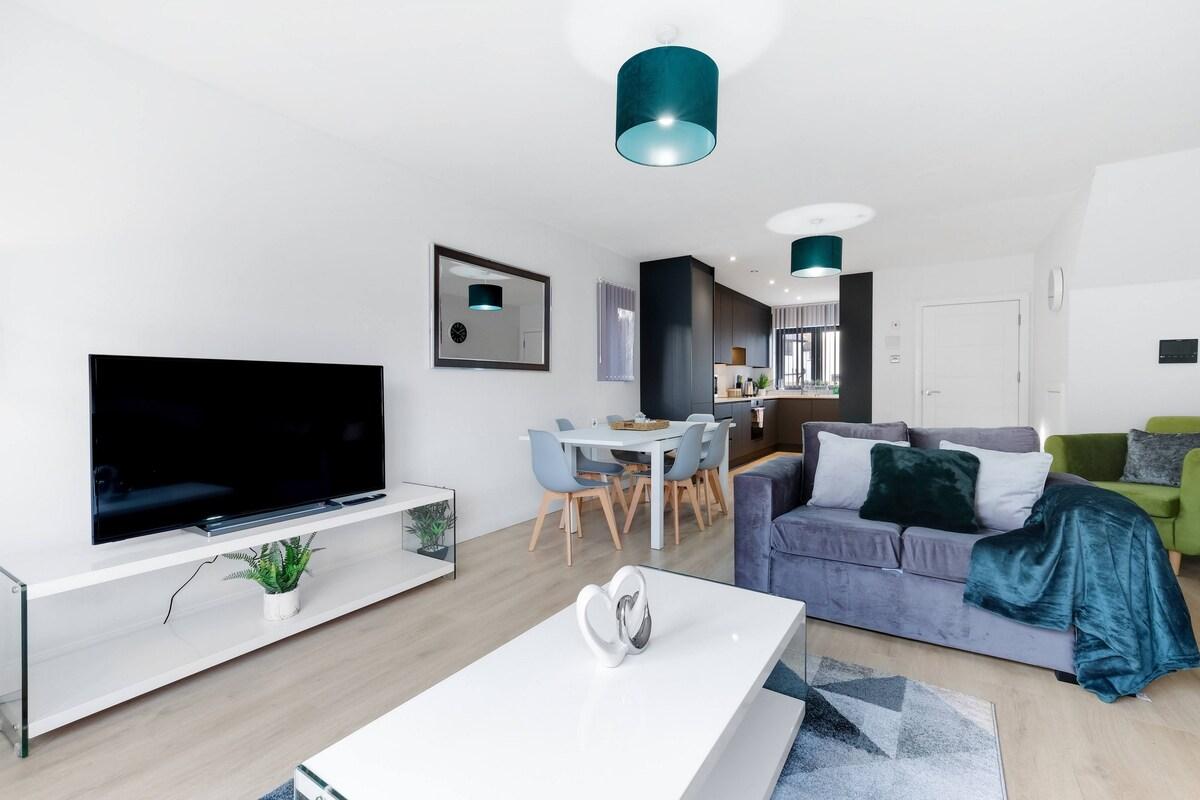 Spacious 4-Bed Home 01 w/ Parking in Farnham Royal3