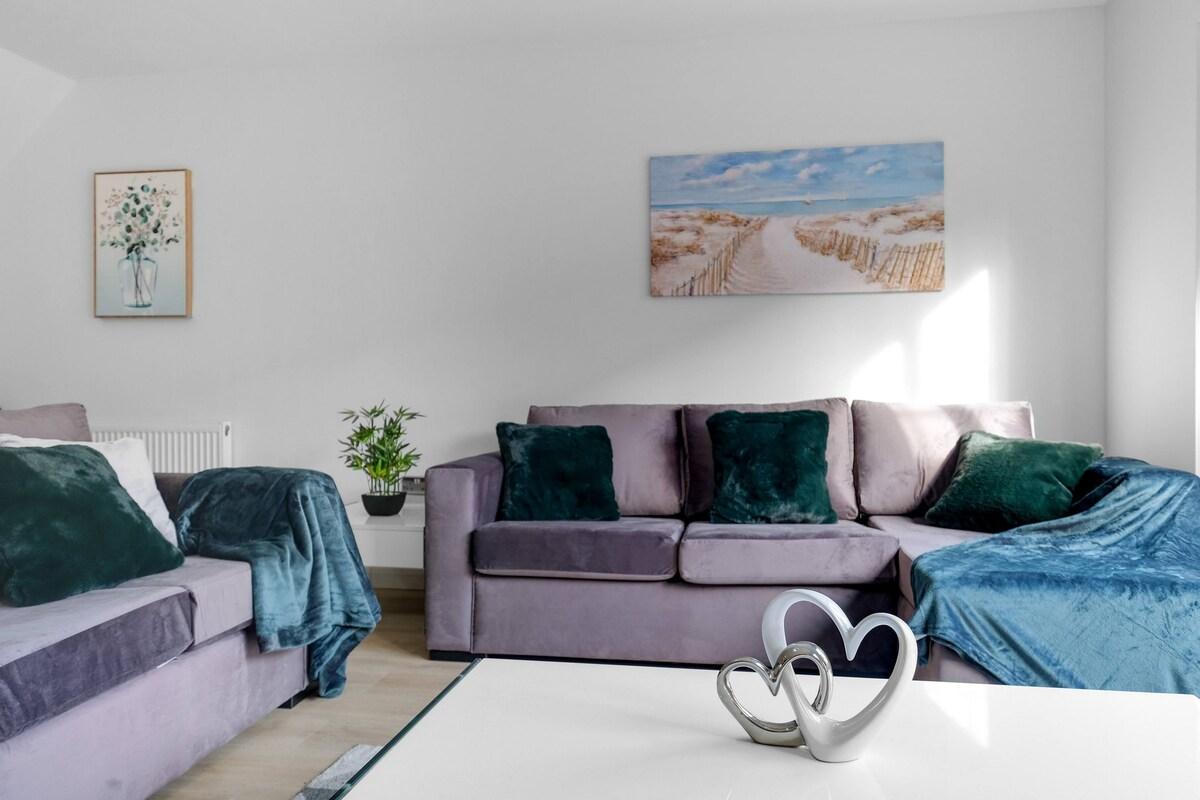 Spacious 4-Bed Home 01 w/ Parking in Farnham Royal4