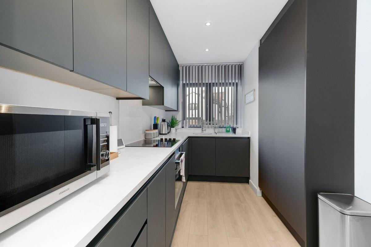 Spacious 4-Bed Home 01 w/ Parking in Farnham Royal6