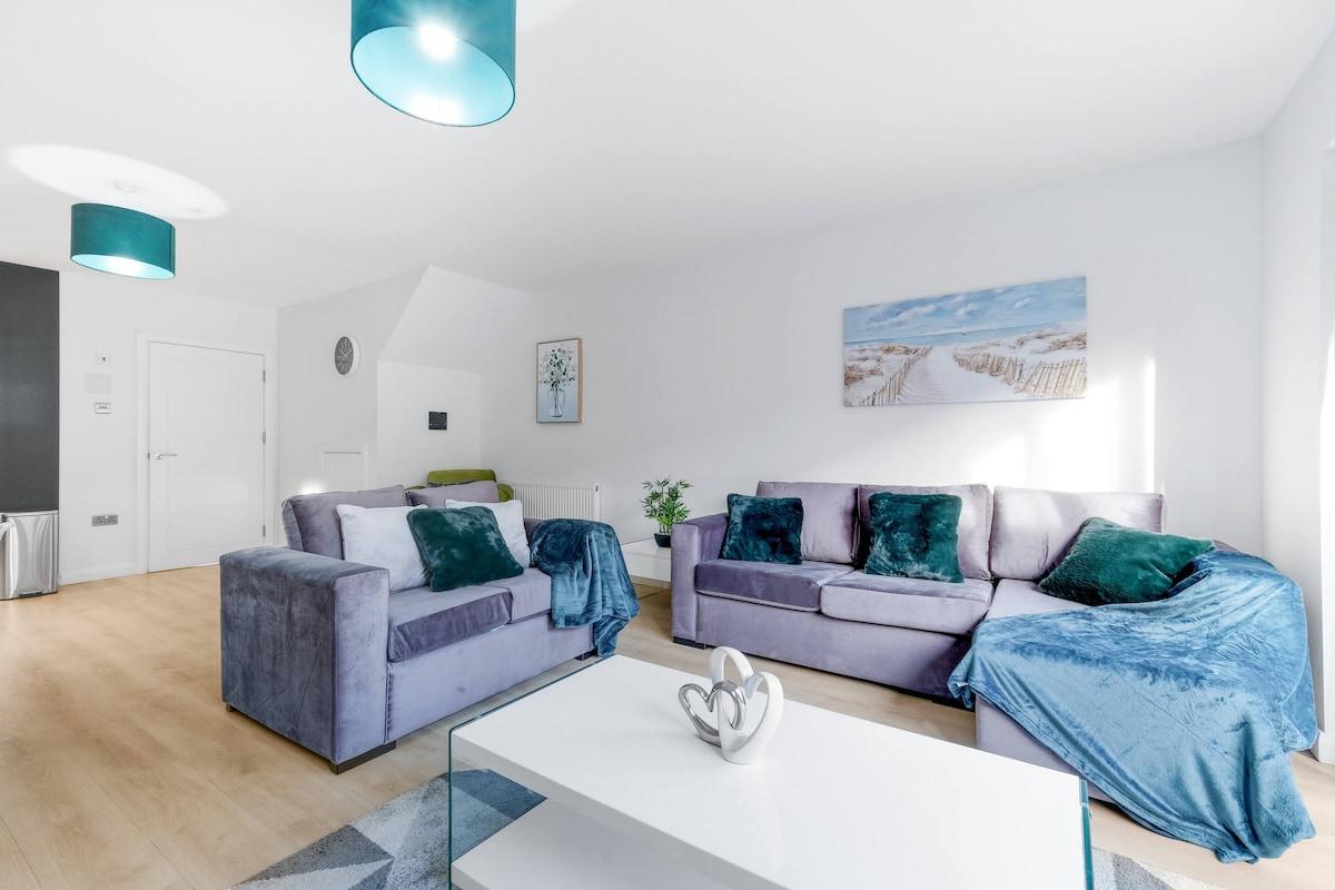 Spacious 4-Bed Home 03 w/ Parking in Farnham Royal