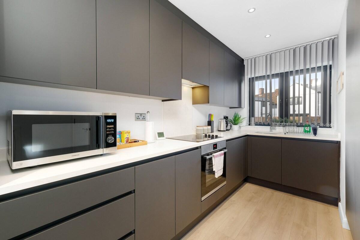 Spacious 4-Bed Home 03 w/ Parking in Farnham Royal5
