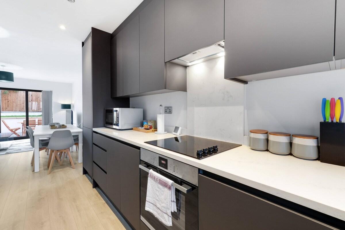 Spacious 4-Bed Home 03 w/ Parking in Farnham Royal6