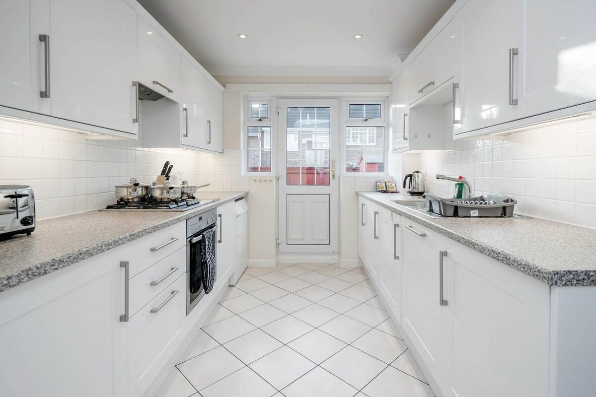 Charming 3 Bed house Family and Long-stay Discount4