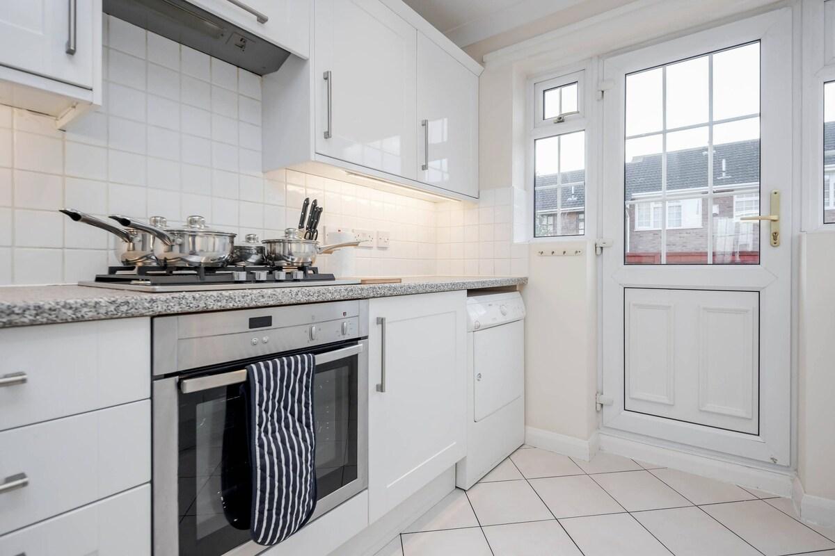 Charming 3 Bed house Family and Long-stay Discount5