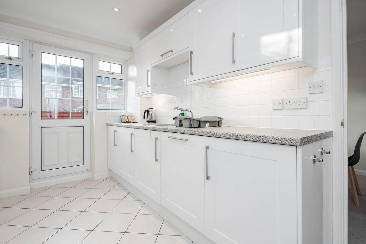 Charming 3 Bed house Family and Long-stay Discount6