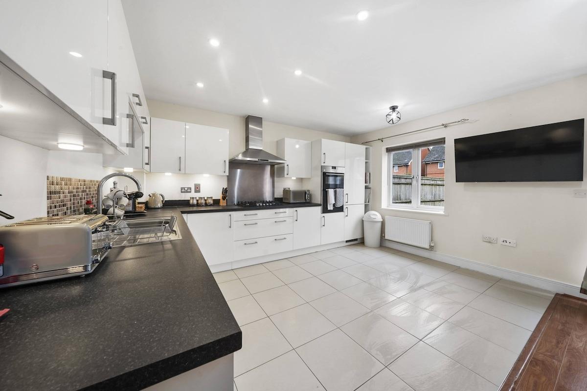 London Heathrow Living Holywell Serviced Houses-374