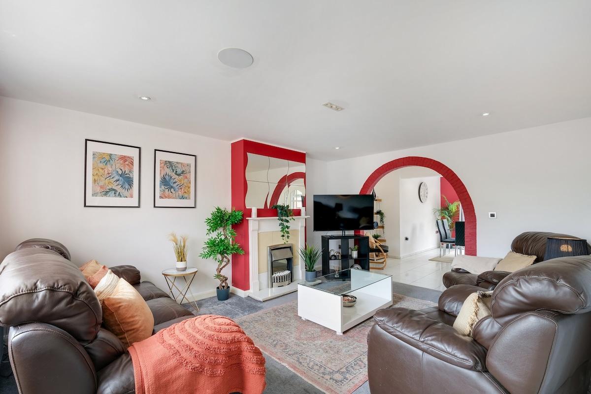 Elegant 5-Bed Home w/ Garden & Parking - Slough