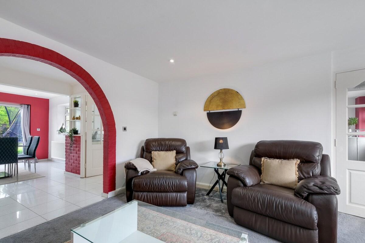 Elegant 5-Bed Home w/ Garden & Parking - Slough2