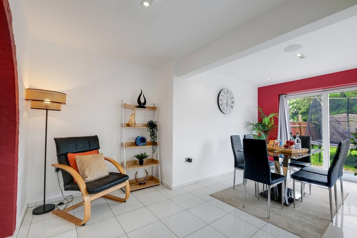 Elegant 5-Bed Home w/ Garden & Parking - Slough3