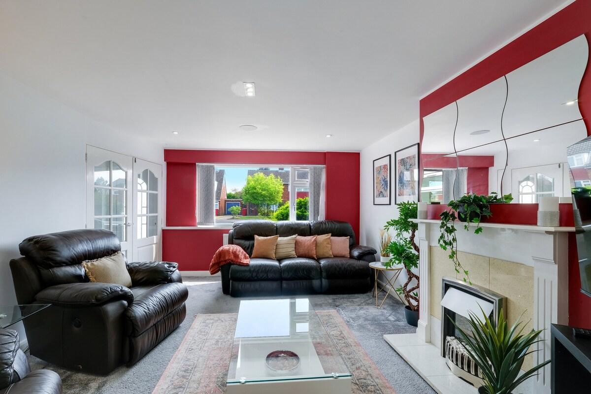 Elegant 5-Bed Home w/ Garden & Parking - Slough4
