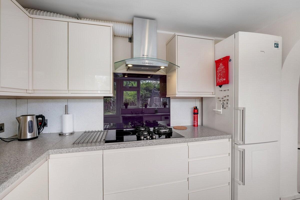 Elegant 5-Bed Home w/ Garden & Parking - Slough5