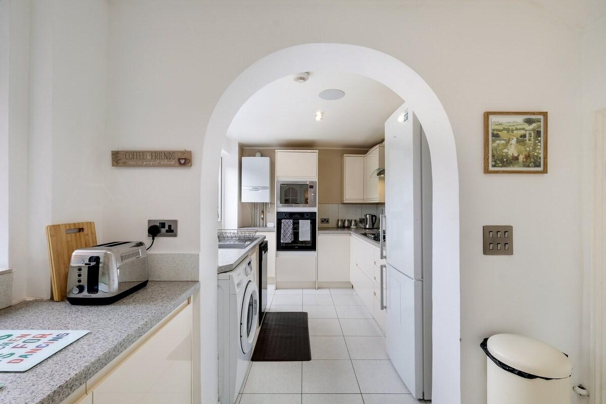 Elegant 5-Bed Home w/ Garden & Parking - Slough6