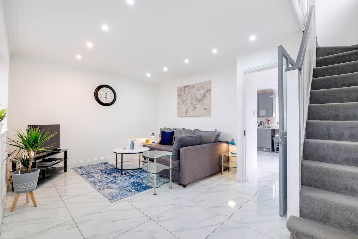 3 Bedroom House with Parking in Windsor4