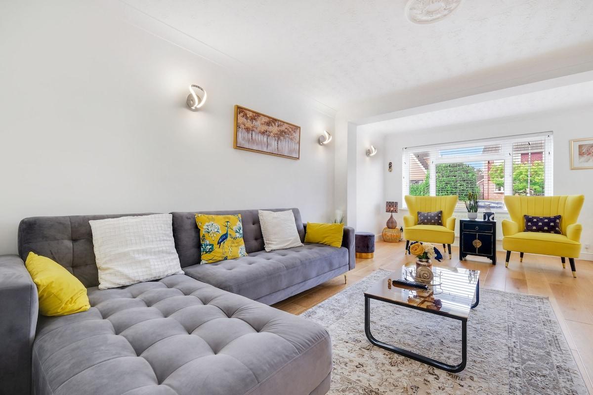 Luxury 5 BDR 2 BA House with Parking in Sandhurst