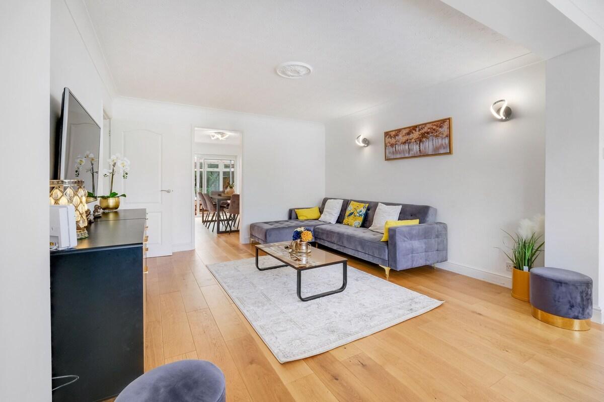 Luxury 5 BDR 2 BA House with Parking in Sandhurst2