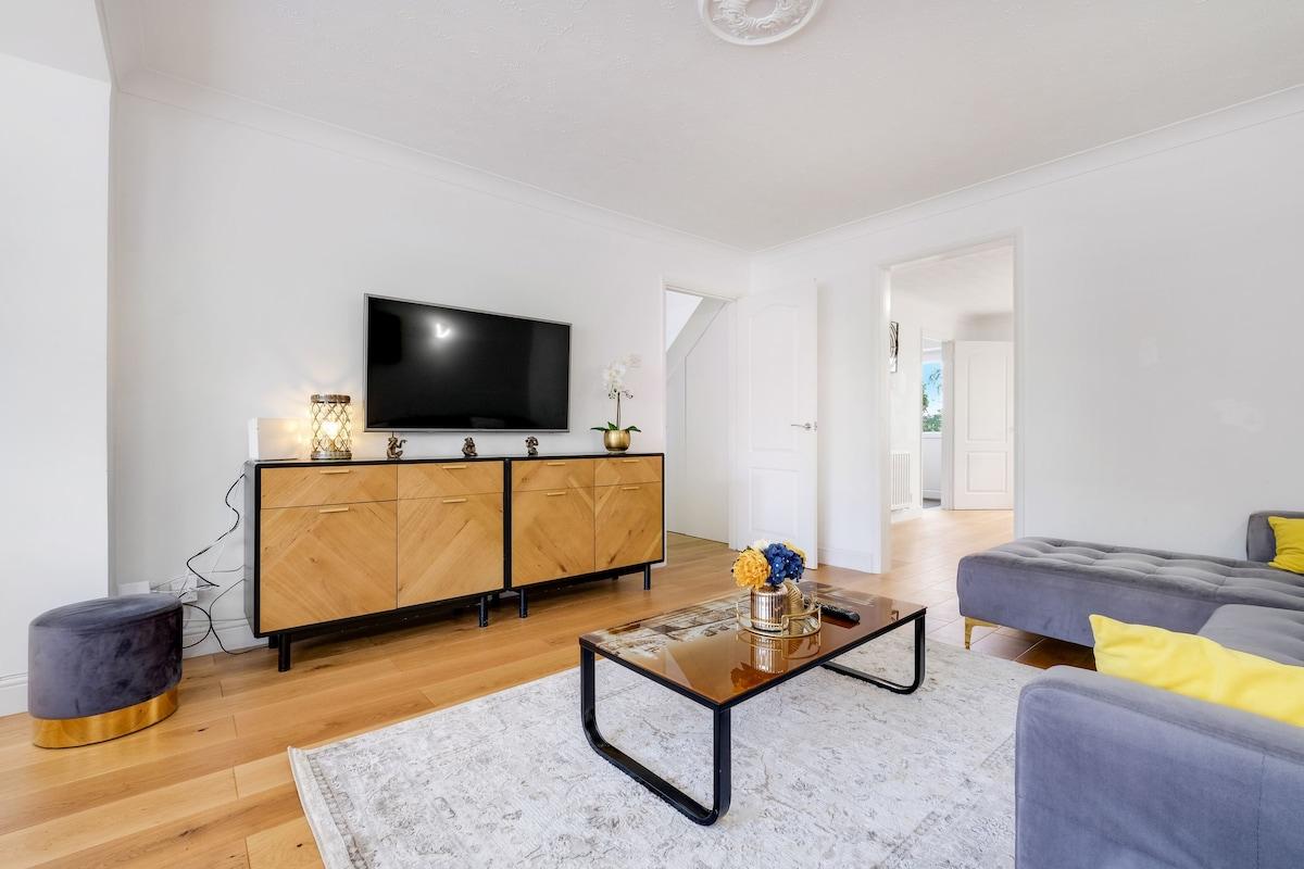 Luxury 5 BDR 2 BA House with Parking in Sandhurst3