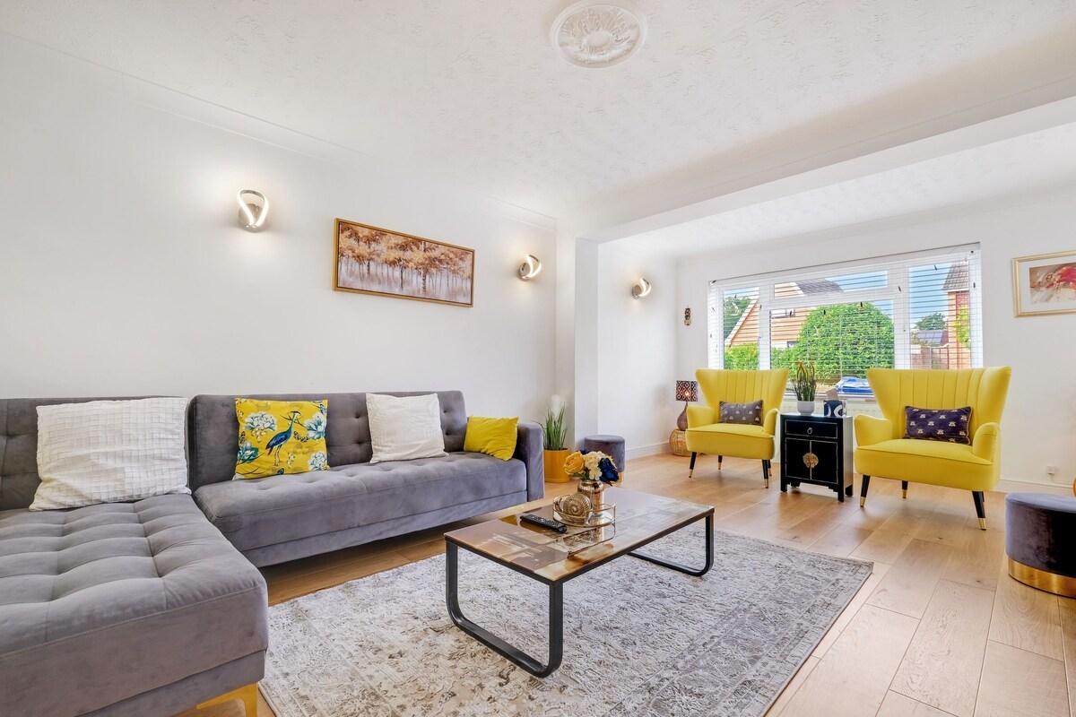Luxury 5 BDR 2 BA House with Parking in Sandhurst4