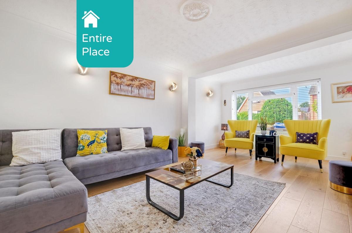 Luxury 5 BDR 2 BA House with Parking in Sandhurst5